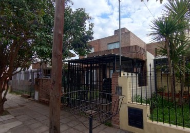 Casa duplex dos dormitorios muy buena cerca de Av. Fuerza Aerea y Sol de Mayo