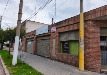 Locales comerciales: 1 local x 180 m2 y 4 locales x 30 m2 en terreno de 339 m2